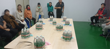 這家公司真土豪，套圈竟用現(xiàn)金當禮品！